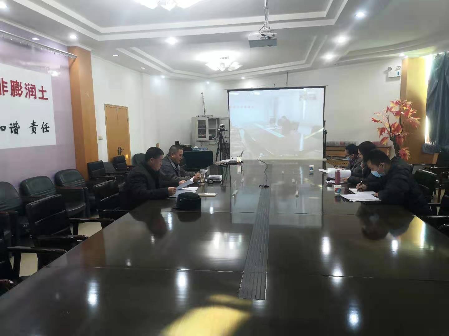 新疆膨润土公司民主生活会1-.jpg 新疆膨润土公司民主生活会1-.jpg